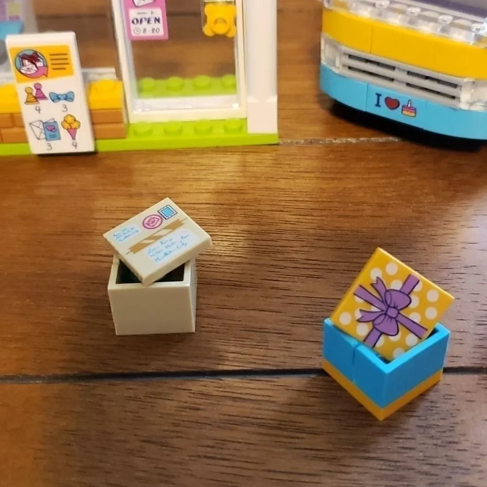 LEGO FRIENDS HEARTLAKE GIFT DELIVERY (RETIRED)